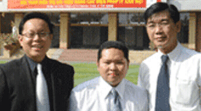 Michael with his Vietnamese colleagues after a successful surgery at Hospital 115 in Ho Chi Minh City, Vietnam.